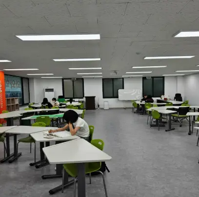 와와학습코칭센터 강릉교동점 학원 내부 모습