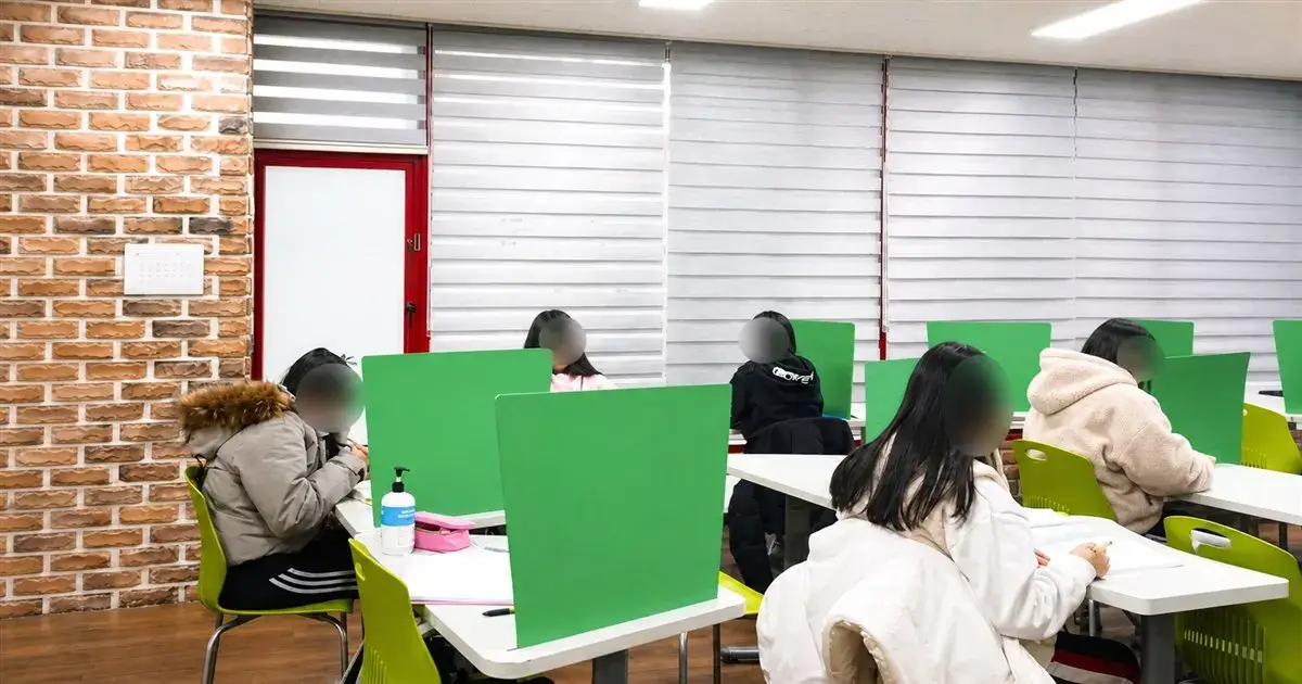 학생들이 각자 자리에서 공부하는 학습실